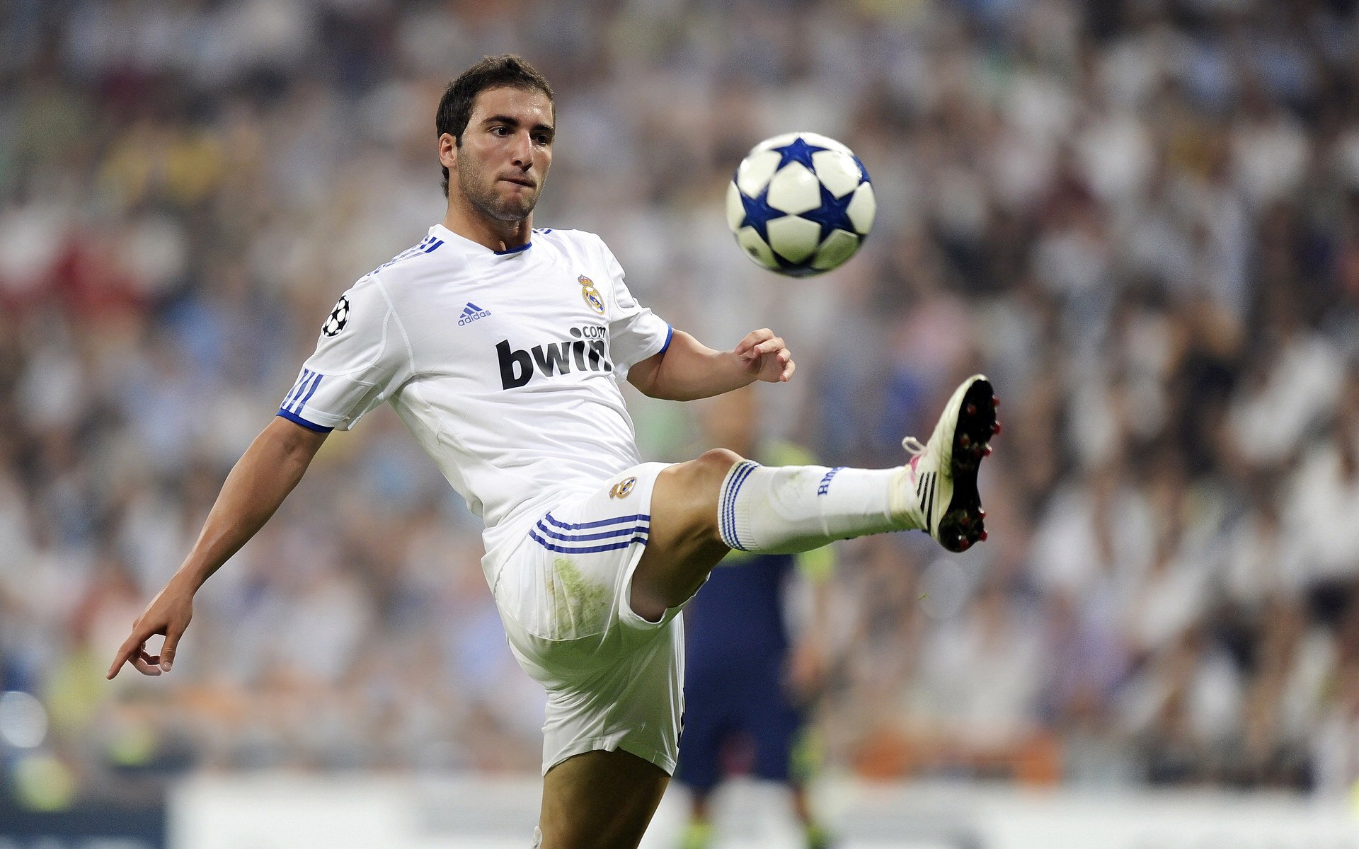 “意甲联赛高潮迭起：冠军争夺战进入冲刺阶段”，意甲 冠军