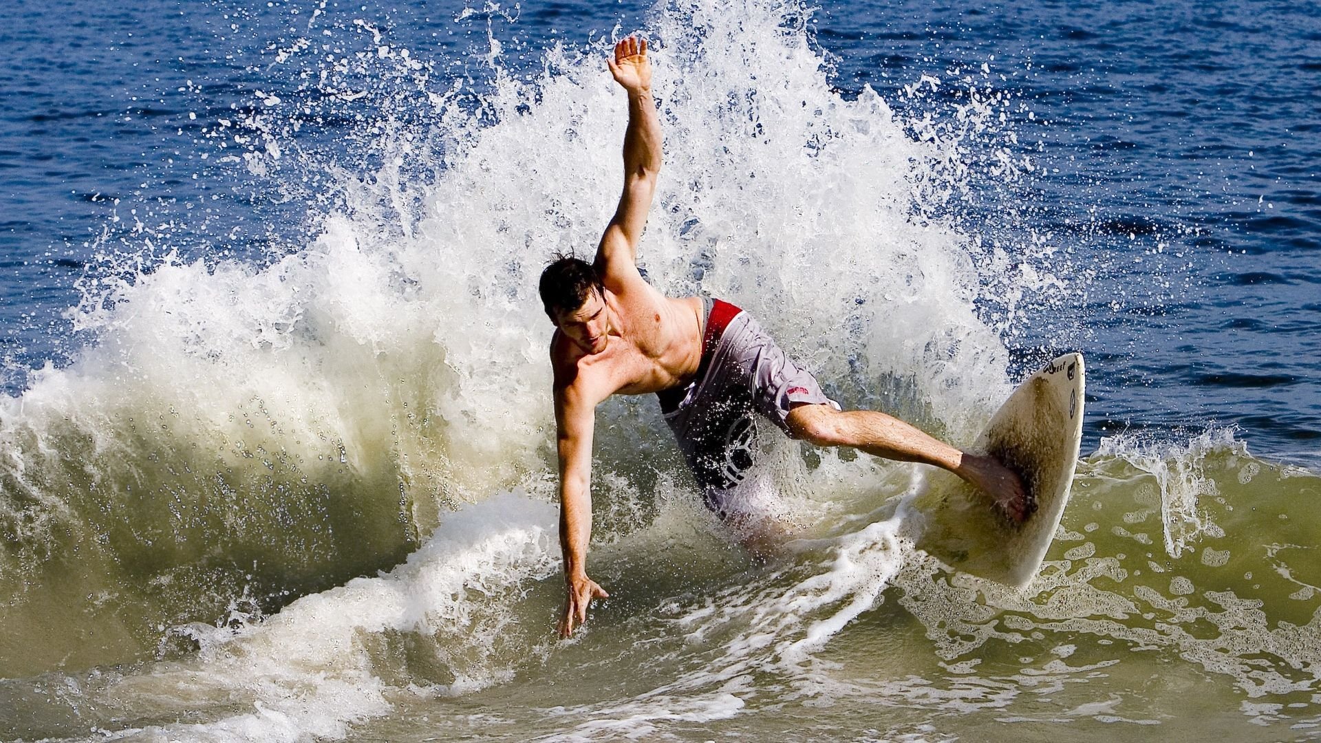 黄蜂重建核心锁定三年级控卫，宣布其为“未来之星”，黄蜂来袭